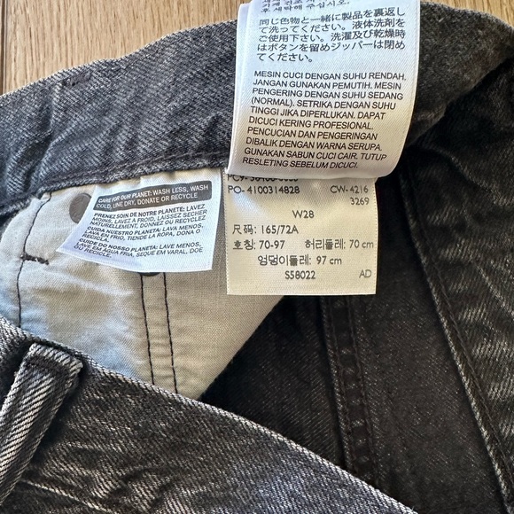 Levi’s black denim shorts with zipper side slits Size 28 - Picture 4 of 4